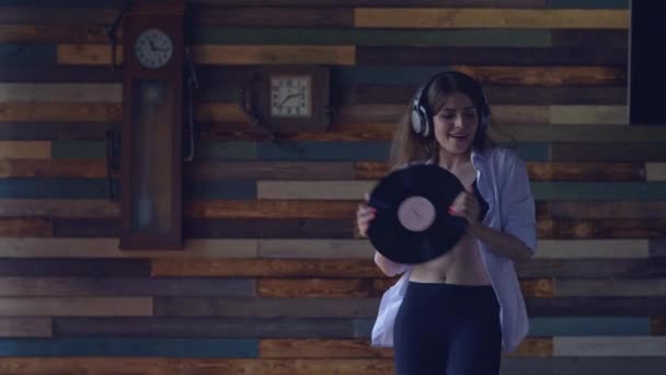 Dançando Mulher Atraente Dentro Casa — Vídeo de Stock
