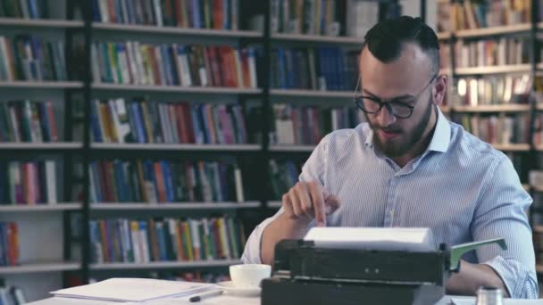Щасливий Письменник Бібліотеці — стокове відео