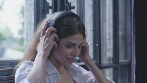 Chica Joven Escuchando Música Los Auriculares — Vídeos de Stock