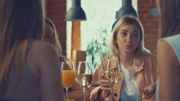 Les Jeunes Femmes Dans Café — Video