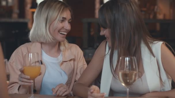 Lachende Mädchen Einem Café — Stockvideo