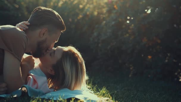 Kissing Couple Park — Stock Video