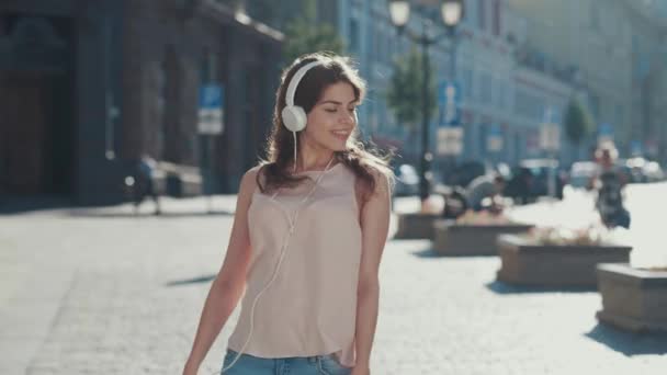 Chica Sonriente Con Auriculares — Vídeo de stock
