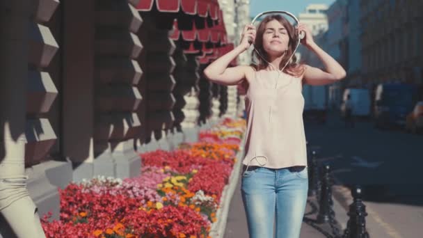 Chica Joven Con Auriculares Verano — Vídeos de Stock