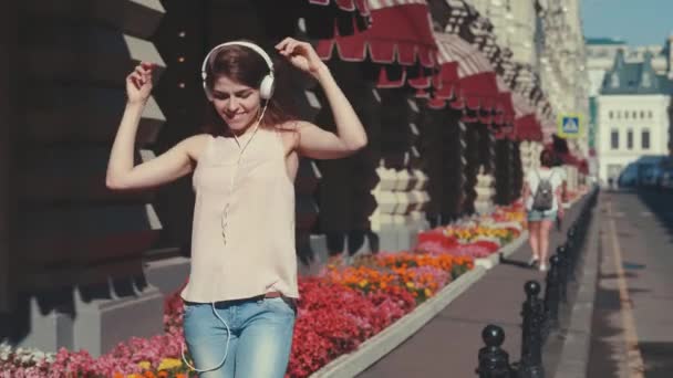 Танцююча Усміхнена Молода Жінка Відкритому Повітрі — стокове відео