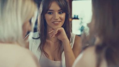 Bir restoran konuşmasında güzel kızlar