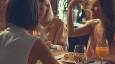 Gelin bir kafede arkadaşlarınızla