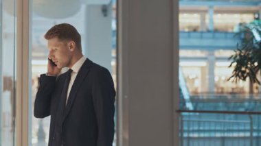 işadamı telefonda konuşurken bir takım