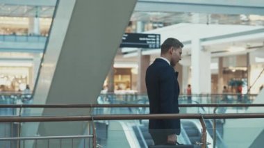 Bir evrak çantası olan genç bir adam