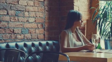 Kafede güzel bir kadın.