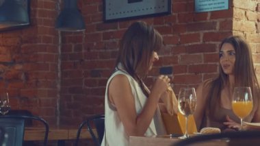 Bir kafede genç kızlar