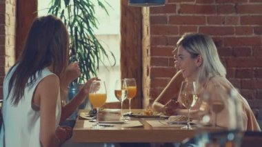 Arkadaş grubu mutlu gelin