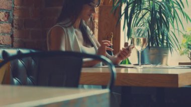 Kafedeki genç kadın.