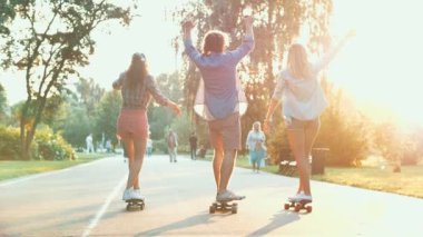 Parkta genç kaykaycılar