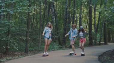 Gençler kaykaylar üzerinde