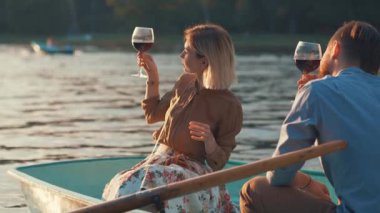 Çift göl üzerinde gülümseyen