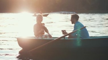 Gün batımında tekne içinde mutlu çift