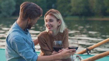 Genç bir çift bir botla sarılma