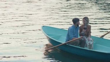 Açık havada bir tekne içinde Romantik Çift