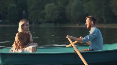 Romantik çift randevuda.
