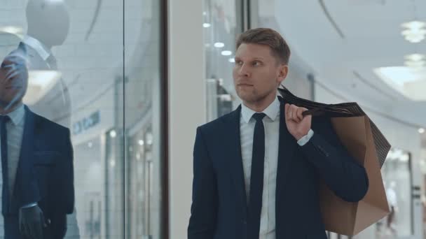 Joven Hombre Negocios Con Bolsas Compras — Vídeos de Stock