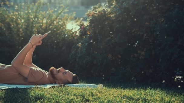 Rire jeune homme communique 