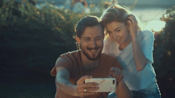 Un beau couple fait des selfies 