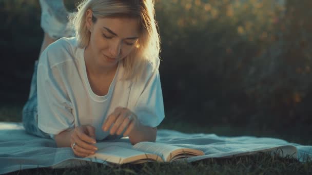 Vonzó Lány Olvas Egy Könyvet Szabadban — Stock videók