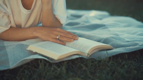 Jovem Menina Atraente Está Lendo Livro Parque — Vídeo de Stock