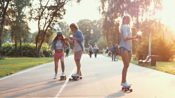 Jóvenes Patinando Atardecer — Vídeo de stock