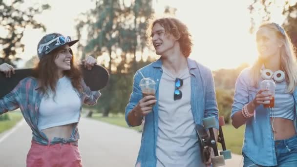 Adolescentes Sorridentes Férias — Vídeo de Stock