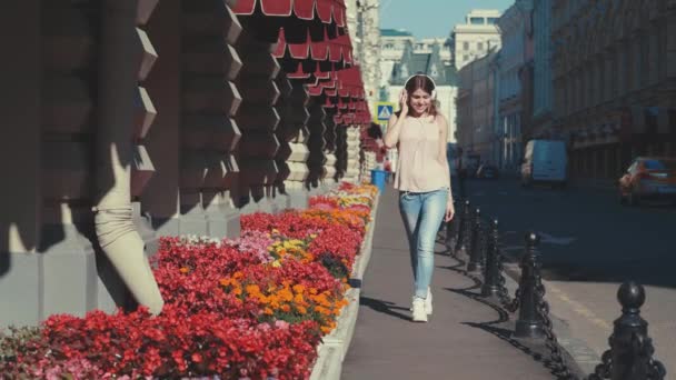 Mujer Sonriente Con Auriculares Aire Libre — Vídeos de Stock