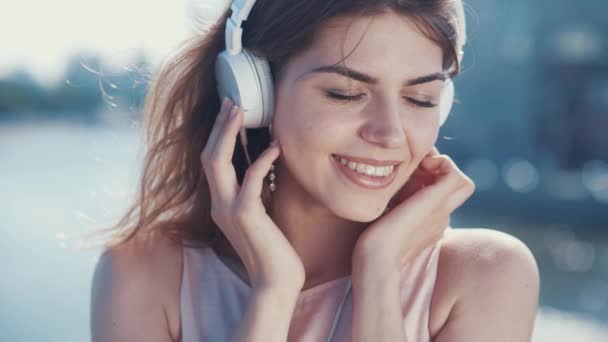 Meloman Con Auriculares Aire Libre — Vídeos de Stock