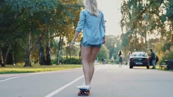 Young Girl Skateboard Outdoors — Stock Video