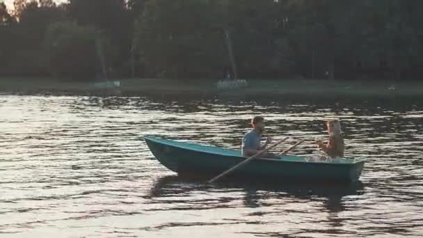 Junges Paar Bei Einem Romantischen Date — Stockvideo