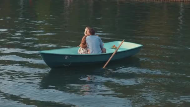 Kysser Ungt Par Båt — Stockvideo