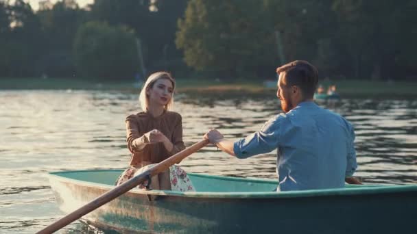 Junges Paar Einem Boot Freien — Stockvideo