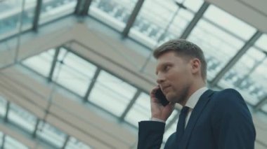 Takım elbiseli genç işadamı