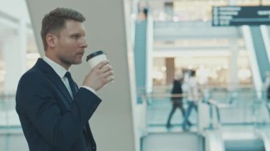 Bir fincan kahvesi olan genç bir iş adamı.