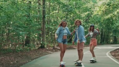 Gençlerin tatilde kaykay