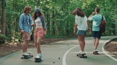 Mutlu genç insanlar tatil