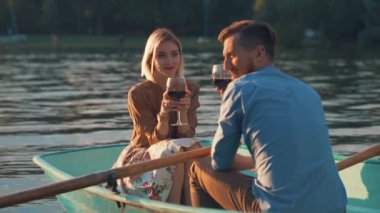 Şarap kadehleri olan genç bir çift