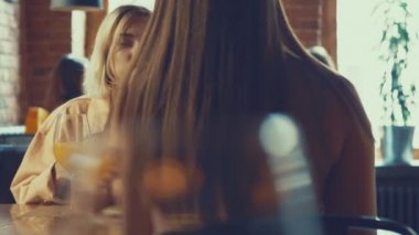 Kızlar toplantıda yeme