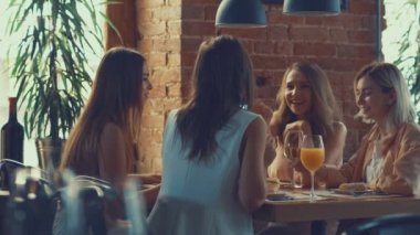 Bir kafede gülümseyen arkadaşlar