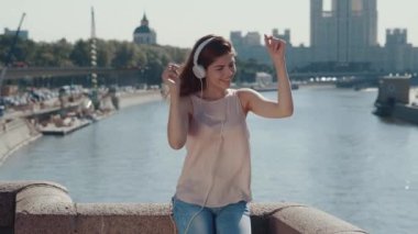 Mutlu genç kız müzik dinliyor