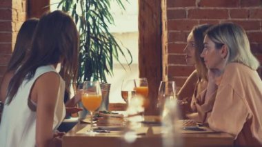 Gelin kapalı arkadaş grubu