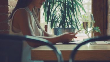 Bir kafede çekici kadın