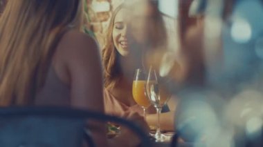 Bir kafede gülümseyen kadın