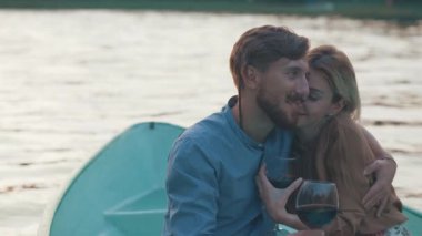Genç çift açık havada sarılma