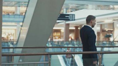 Genç işadamı telefonda konuşuyor.